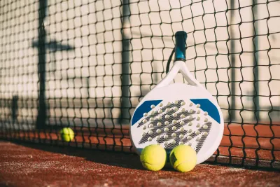 Padel blade racket resting net